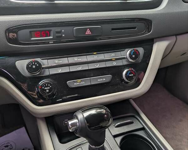 Білий Кіа Карнівал, об'ємом двигуна 2.2 л та пробігом 211 тис. км за 15900 $, фото 18 на Automoto.ua