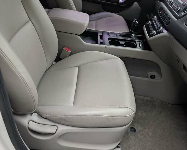 Білий Кіа Карнівал, об'ємом двигуна 2.2 л та пробігом 211 тис. км за 15900 $, фото 22 на Automoto.ua