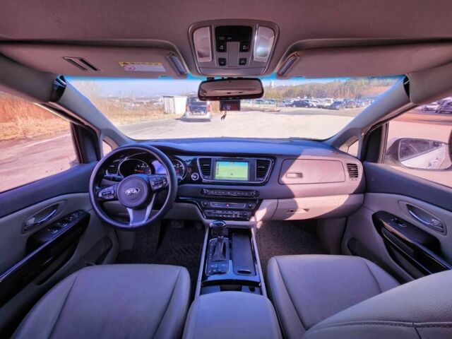 Білий Кіа Карнівал, об'ємом двигуна 2.2 л та пробігом 136 тис. км за 3950 $, фото 6 на Automoto.ua