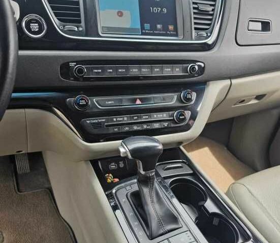 Белый Киа Карнивал, объемом двигателя 0 л и пробегом 129 тыс. км за 17800 $, фото 9 на Automoto.ua