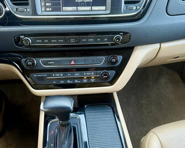 Білий Кіа Карнівал, об'ємом двигуна 2.2 л та пробігом 165 тис. км за 26700 $, фото 18 на Automoto.ua