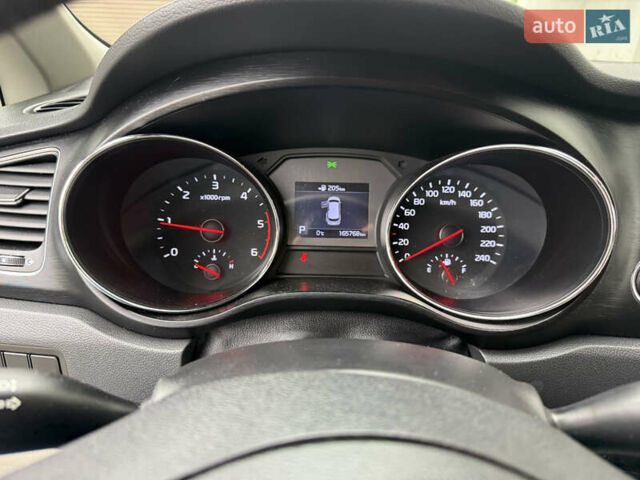 Белый Киа Карнивал, объемом двигателя 2.2 л и пробегом 165 тыс. км за 21500 $, фото 9 на Automoto.ua