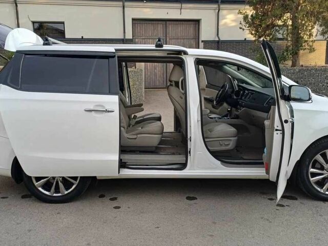 Белый Киа Карнивал, объемом двигателя 2.2 л и пробегом 113 тыс. км за 16500 $, фото 2 на Automoto.ua
