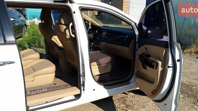 Белый Киа Карнивал, объемом двигателя 2.2 л и пробегом 120 тыс. км за 28800 $, фото 14 на Automoto.ua