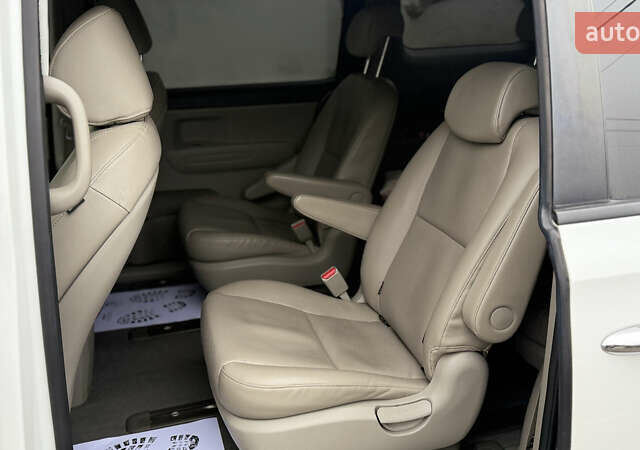 Белый Киа Карнивал, объемом двигателя 2.2 л и пробегом 165 тыс. км за 21500 $, фото 4 на Automoto.ua