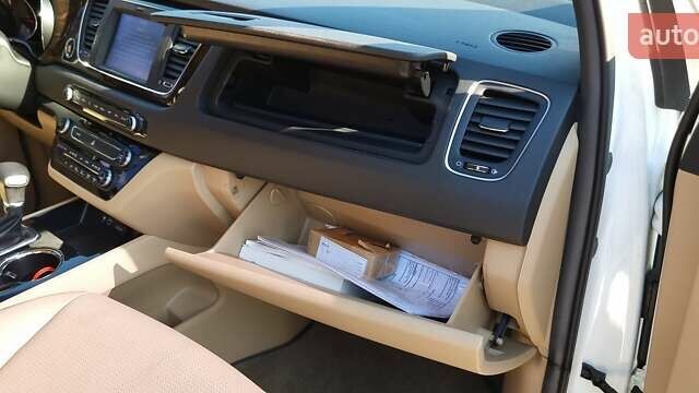 Белый Киа Карнивал, объемом двигателя 2.2 л и пробегом 120 тыс. км за 28800 $, фото 24 на Automoto.ua