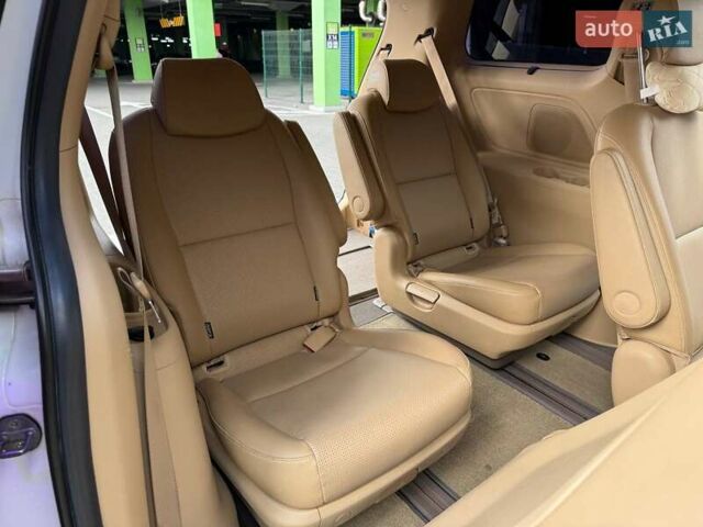 Белый Киа Карнивал, объемом двигателя 2.2 л и пробегом 165 тыс. км за 25990 $, фото 11 на Automoto.ua