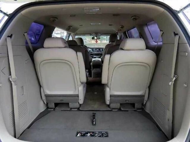 Белый Киа Карнивал, объемом двигателя 2.2 л и пробегом 107 тыс. км за 10400 $, фото 9 на Automoto.ua