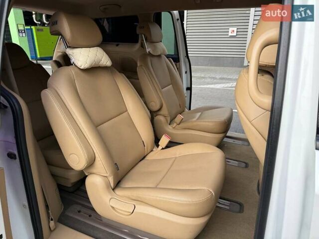 Білий Кіа Карнівал, об'ємом двигуна 2.2 л та пробігом 165 тис. км за 28990 $, фото 12 на Automoto.ua