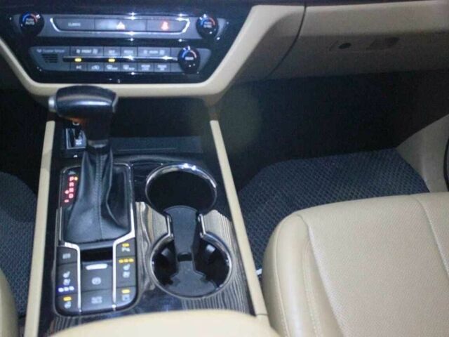 Белый Киа Карнивал, объемом двигателя 2.2 л и пробегом 143 тыс. км за 22000 $, фото 5 на Automoto.ua