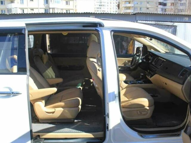 Белый Киа Карнивал, объемом двигателя 2.2 л и пробегом 143 тыс. км за 22000 $, фото 2 на Automoto.ua