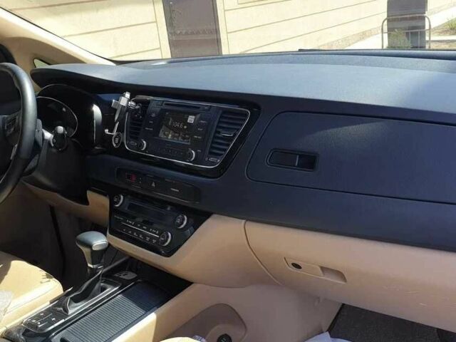Білий Кіа Карнівал, об'ємом двигуна 2.2 л та пробігом 101 тис. км за 23000 $, фото 4 на Automoto.ua