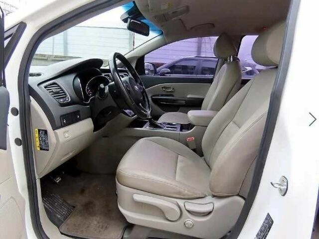 Білий Кіа Карнівал, об'ємом двигуна 2.2 л та пробігом 107 тис. км за 10400 $, фото 3 на Automoto.ua