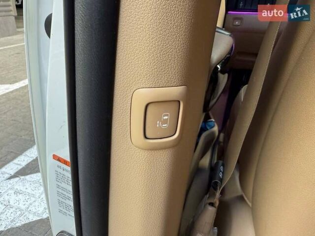 Білий Кіа Карнівал, об'ємом двигуна 2.2 л та пробігом 165 тис. км за 28990 $, фото 8 на Automoto.ua