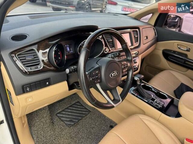 Киа Карнивал 2019 в Киеве на Automoto.ua Белый Киа Карнивал, объемом двигателя 2.2 л и пробегом 140 тыс. км за 25900 $, фото 10 на Automoto.ua