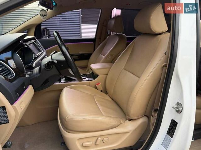 Білий Кіа Карнівал, об'ємом двигуна 2.2 л та пробігом 165 тис. км за 28990 $, фото 6 на Automoto.ua