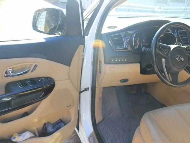 Белый Киа Карнивал, объемом двигателя 2.2 л и пробегом 143 тыс. км за 22000 $, фото 4 на Automoto.ua