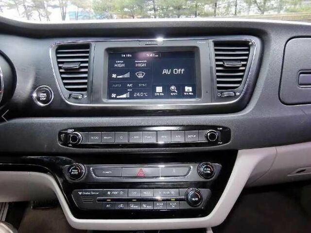 Білий Кіа Карнівал, об'ємом двигуна 2.2 л та пробігом 107 тис. км за 10400 $, фото 7 на Automoto.ua