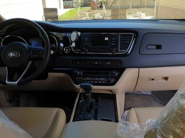 Киа Карнивал 2019 в Киеве на Automoto.ua Белый Киа Карнивал, объемом двигателя 2.2 л и пробегом 98 тыс. км за 18983 $, фото 4 на Automoto.ua