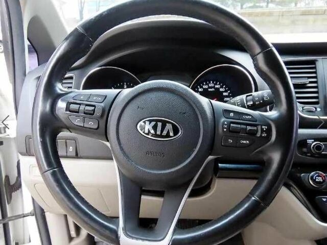 Белый Киа Карнивал, объемом двигателя 2.2 л и пробегом 107 тыс. км за 10400 $, фото 5 на Automoto.ua