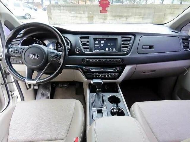 Белый Киа Карнивал, объемом двигателя 2.2 л и пробегом 107 тыс. км за 10400 $, фото 4 на Automoto.ua