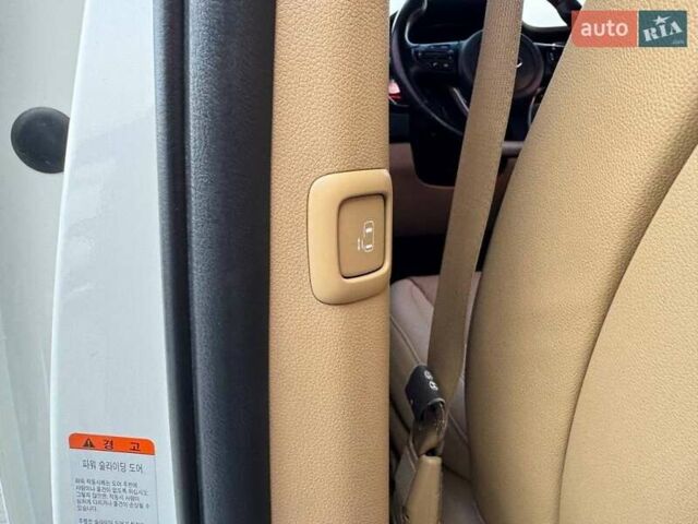 Белый Киа Карнивал, объемом двигателя 2.2 л и пробегом 140 тыс. км за 25900 $, фото 24 на Automoto.ua