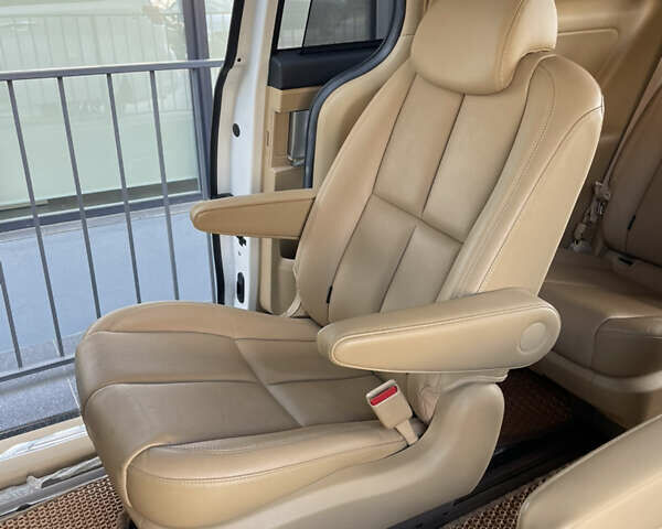 Белый Киа Карнивал, объемом двигателя 2.2 л и пробегом 64 тыс. км за 29999 $, фото 66 на Automoto.ua