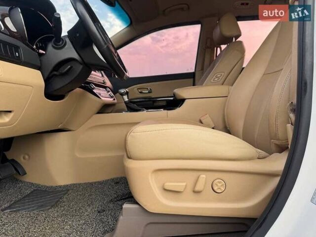Белый Киа Карнивал, объемом двигателя 2.2 л и пробегом 140 тыс. км за 25900 $, фото 21 на Automoto.ua