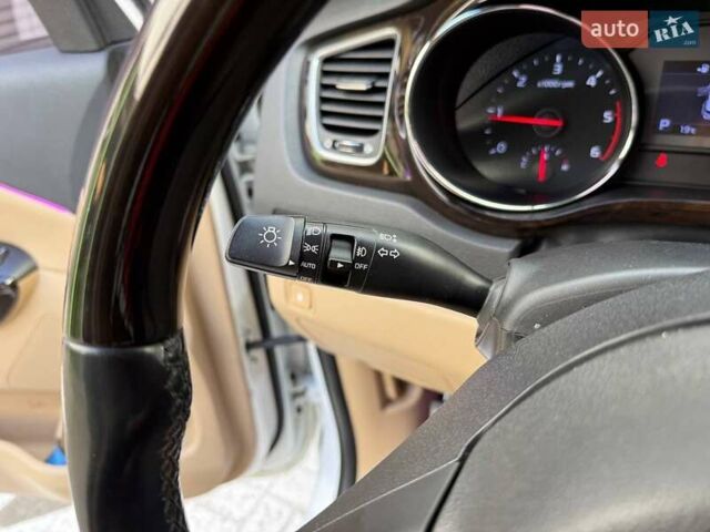 Білий Кіа Карнівал, об'ємом двигуна 2.2 л та пробігом 165 тис. км за 28990 $, фото 18 на Automoto.ua