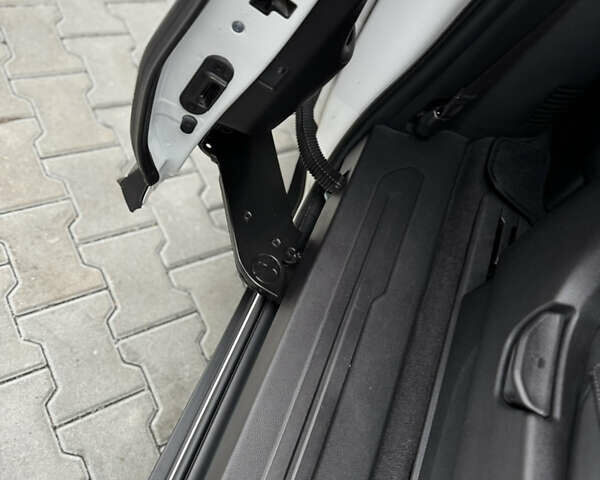 Белый Киа Карнивал, объемом двигателя 2.2 л и пробегом 23 тыс. км за 41900 $, фото 114 на Automoto.ua