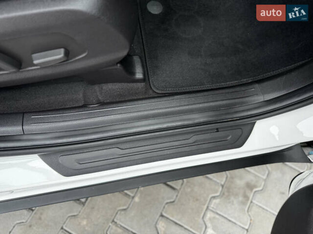 Белый Киа Карнивал, объемом двигателя 2.2 л и пробегом 23 тыс. км за 41900 $, фото 116 на Automoto.ua