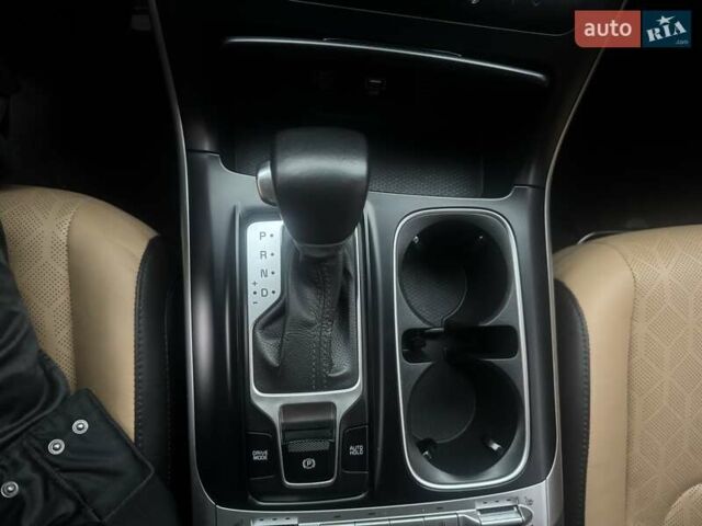 Белый Киа Карнивал, объемом двигателя 2.15 л и пробегом 78 тыс. км за 32300 $, фото 12 на Automoto.ua