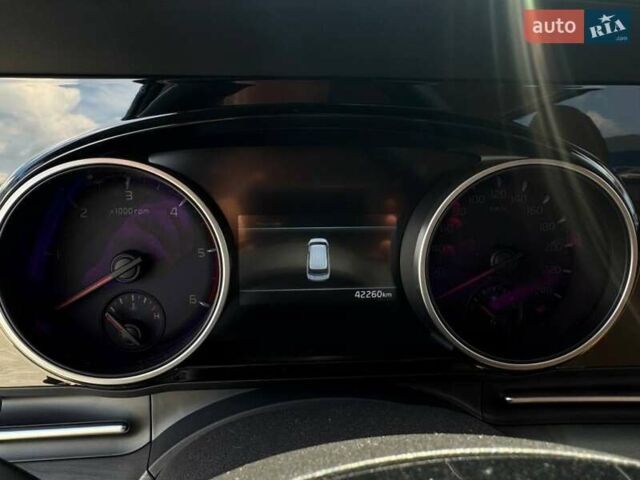 Белый Киа Карнивал, объемом двигателя 2.15 л и пробегом 42 тыс. км за 41900 $, фото 10 на Automoto.ua