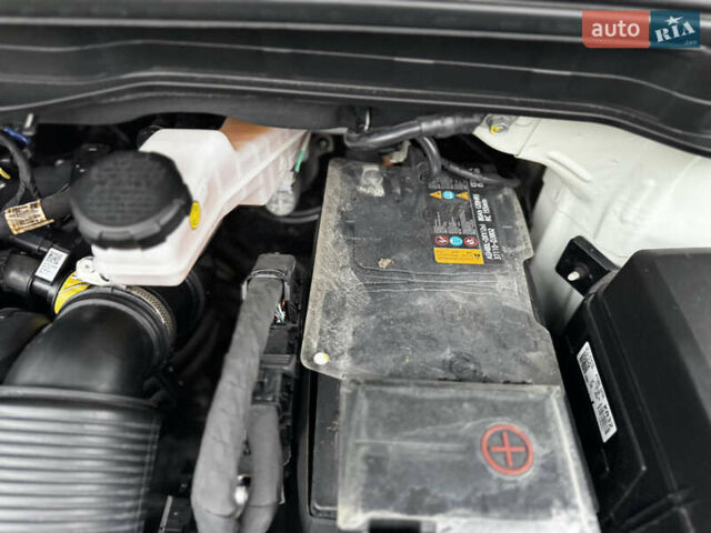 Белый Киа Карнивал, объемом двигателя 2.2 л и пробегом 23 тыс. км за 41900 $, фото 120 на Automoto.ua