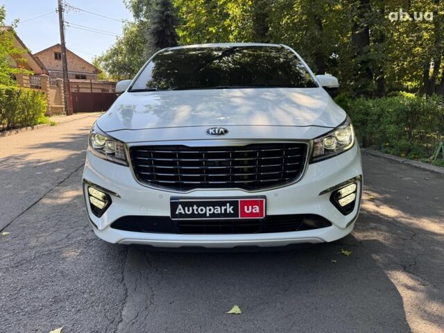 Белый Киа Карнивал, объемом двигателя 2.2 л и пробегом 145 тыс. км за 30490 $, фото 2 на Automoto.ua