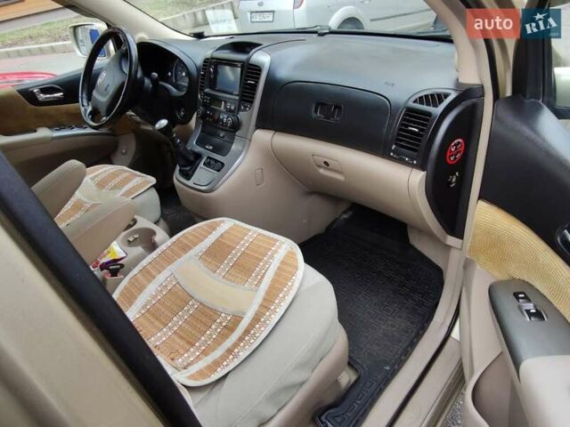 Бежевый Киа Карнивал, объемом двигателя 2.9 л и пробегом 90 тыс. км за 9100 $, фото 16 на Automoto.ua