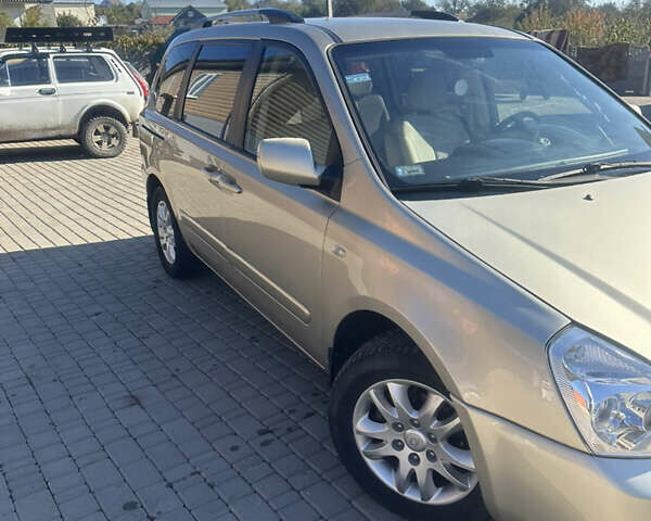 Бежевый Киа Карнивал, объемом двигателя 2.9 л и пробегом 300 тыс. км за 6000 $, фото 1 на Automoto.ua