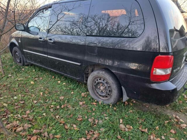 Черный Киа Карнивал, объемом двигателя 2.9 л и пробегом 300 тыс. км за 4600 $, фото 2 на Automoto.ua