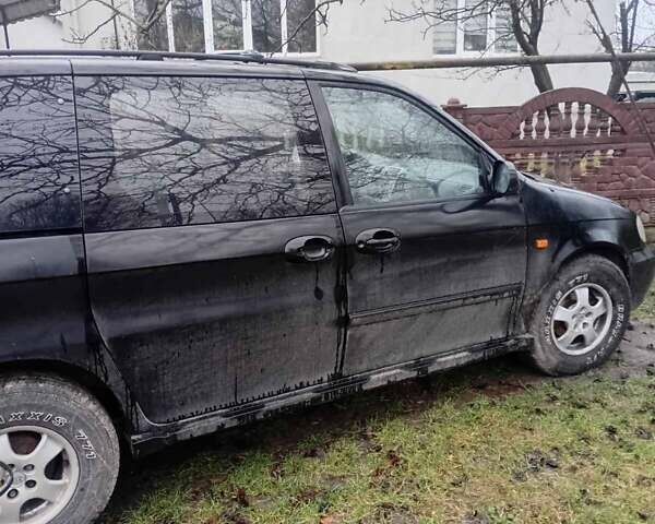 Черный Киа Карнивал, объемом двигателя 2.8 л и пробегом 300 тыс. км за 3800 $, фото 1 на Automoto.ua