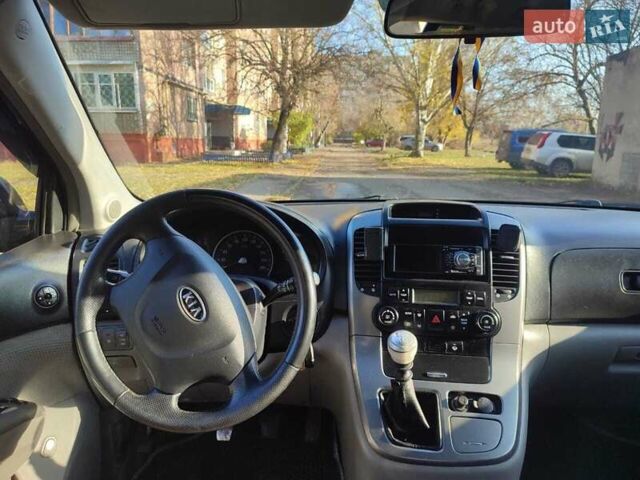 Черный Киа Карнивал, объемом двигателя 2.66 л и пробегом 310 тыс. км за 5800 $, фото 10 на Automoto.ua