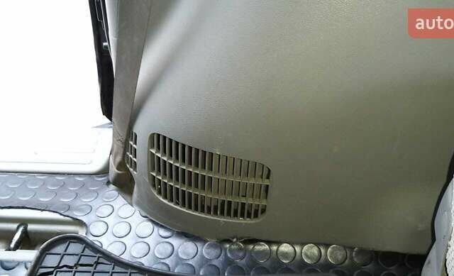 Черный Киа Карнивал, объемом двигателя 2.66 л и пробегом 310 тыс. км за 5800 $, фото 19 на Automoto.ua