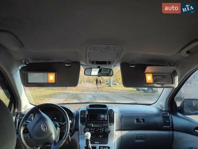 Черный Киа Карнивал, объемом двигателя 2.66 л и пробегом 310 тыс. км за 5800 $, фото 11 на Automoto.ua