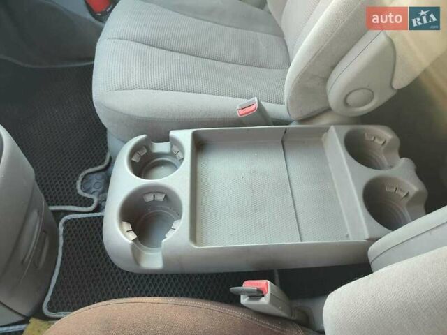 Черный Киа Карнивал, объемом двигателя 2.66 л и пробегом 310 тыс. км за 5800 $, фото 23 на Automoto.ua