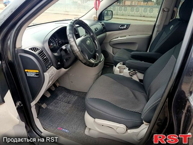 Чорний Кіа Карнівал, об'ємом двигуна 2.9 л та пробігом 259 тис. км за 4999 $, фото 8 на Automoto.ua