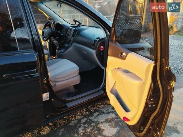 Черный Киа Карнивал, объемом двигателя 2.9 л и пробегом 223 тыс. км за 6300 $, фото 30 на Automoto.ua