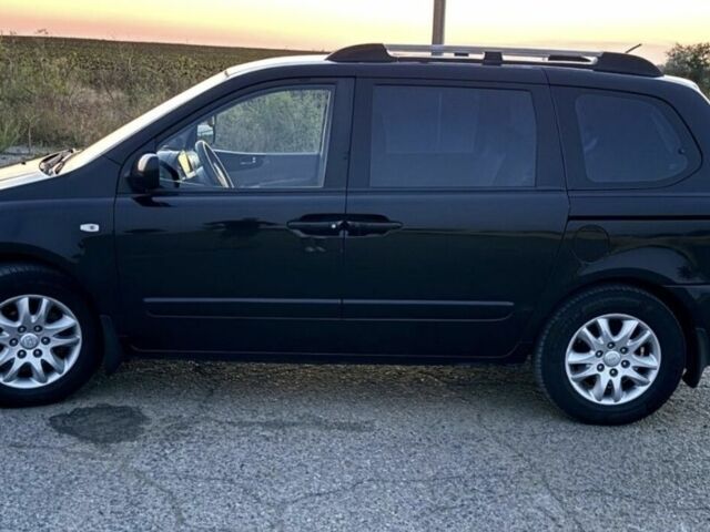 Черный Киа Карнивал, объемом двигателя 2.9 л и пробегом 262 тыс. км за 4500 $, фото 2 на Automoto.ua