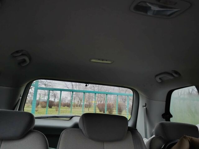 Черный Киа Карнивал, объемом двигателя 2.9 л и пробегом 174 тыс. км за 8774 $, фото 4 на Automoto.ua