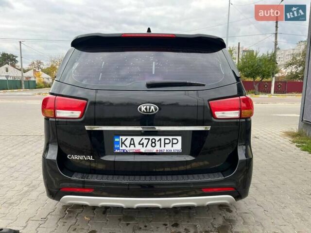 Черный Киа Карнивал, объемом двигателя 2.2 л и пробегом 215 тыс. км за 21700 $, фото 4 на Automoto.ua