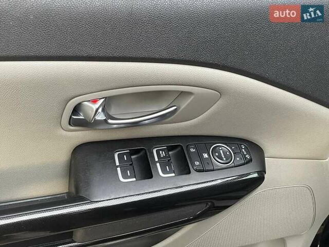 Черный Киа Карнивал, объемом двигателя 2.2 л и пробегом 295 тыс. км за 15900 $, фото 14 на Automoto.ua