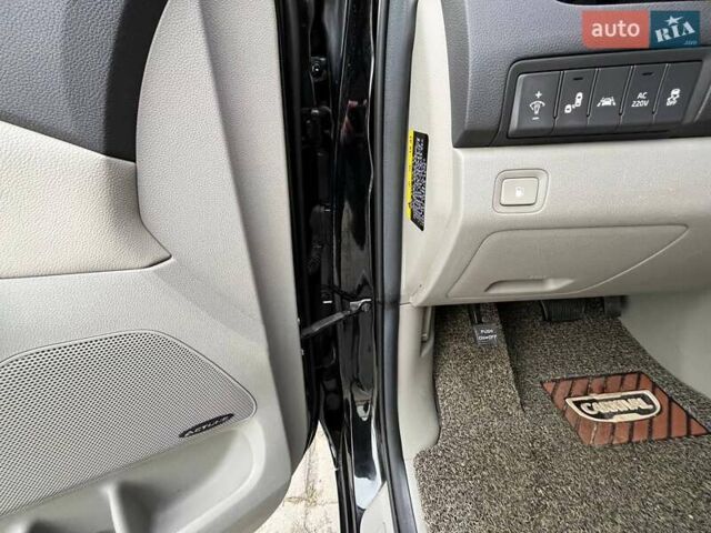 Черный Киа Карнивал, объемом двигателя 2.2 л и пробегом 215 тыс. км за 21700 $, фото 53 на Automoto.ua